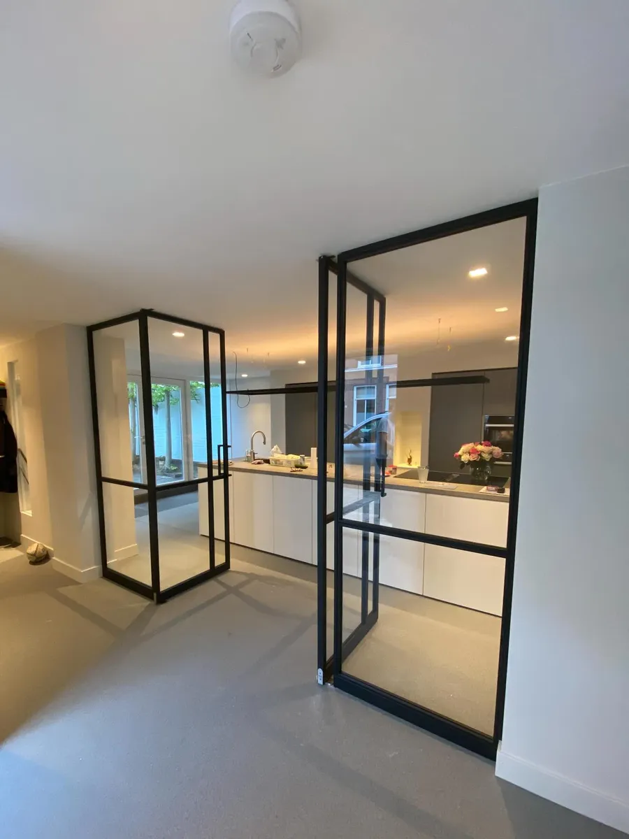 Stalen taatsdeuren van 3 meter hoog