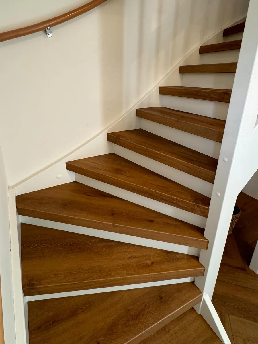 Trap gerenoveerd met COREtec PVC-overzettreden in warm eiken
