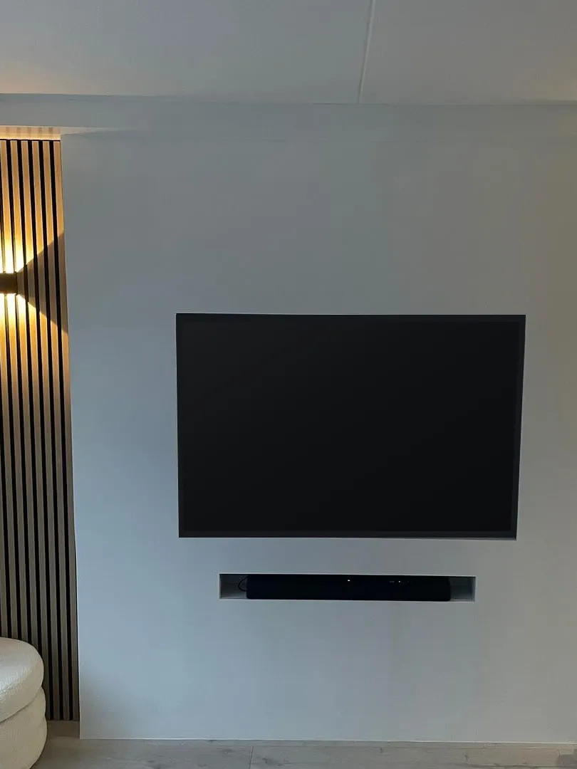 Tv-wand met akoestische lamellen, Maatwerk