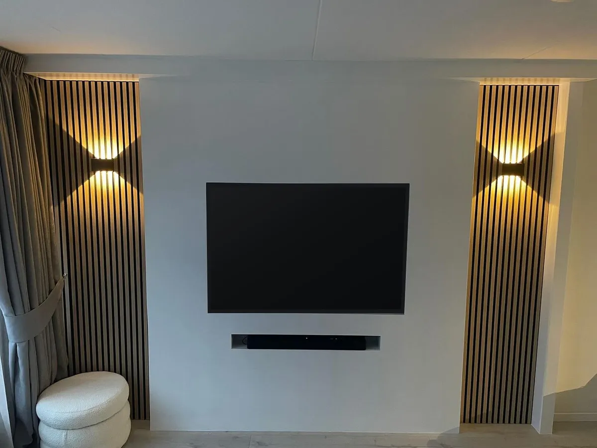 Maatwerk tv-wand met akoestische lamellen en sfeerverlichting