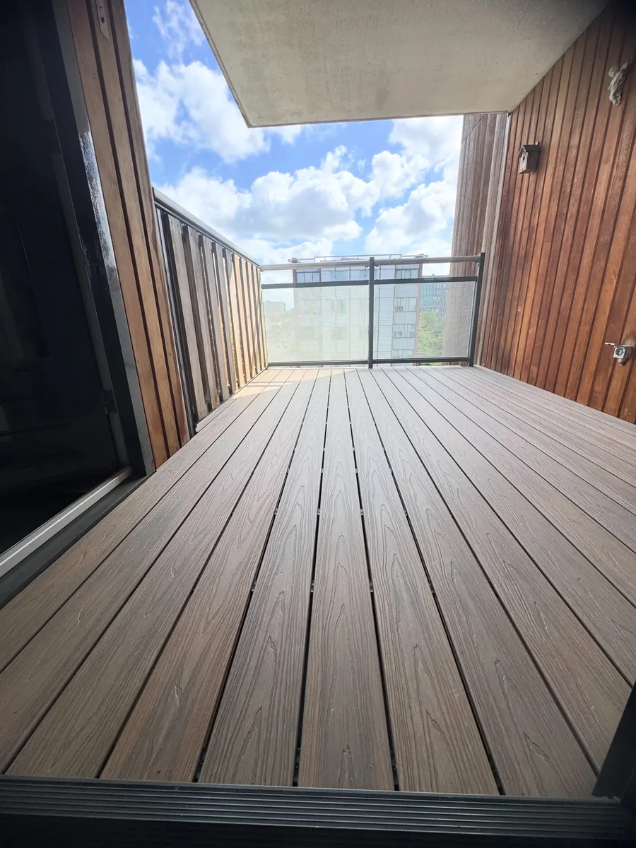 Composiet vlonder op een balkon in Amstelveen