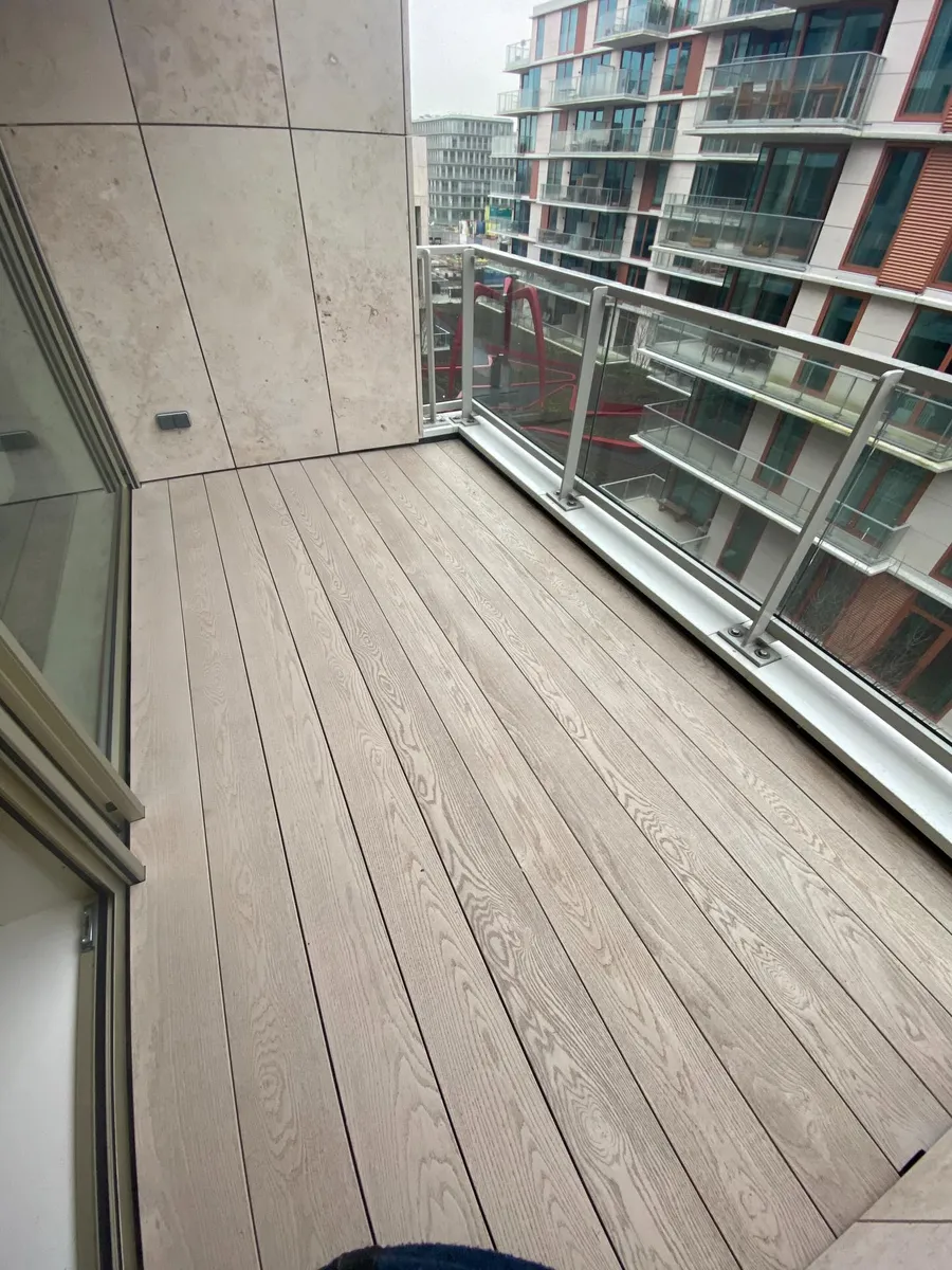 Composiet vlonder op een balkon