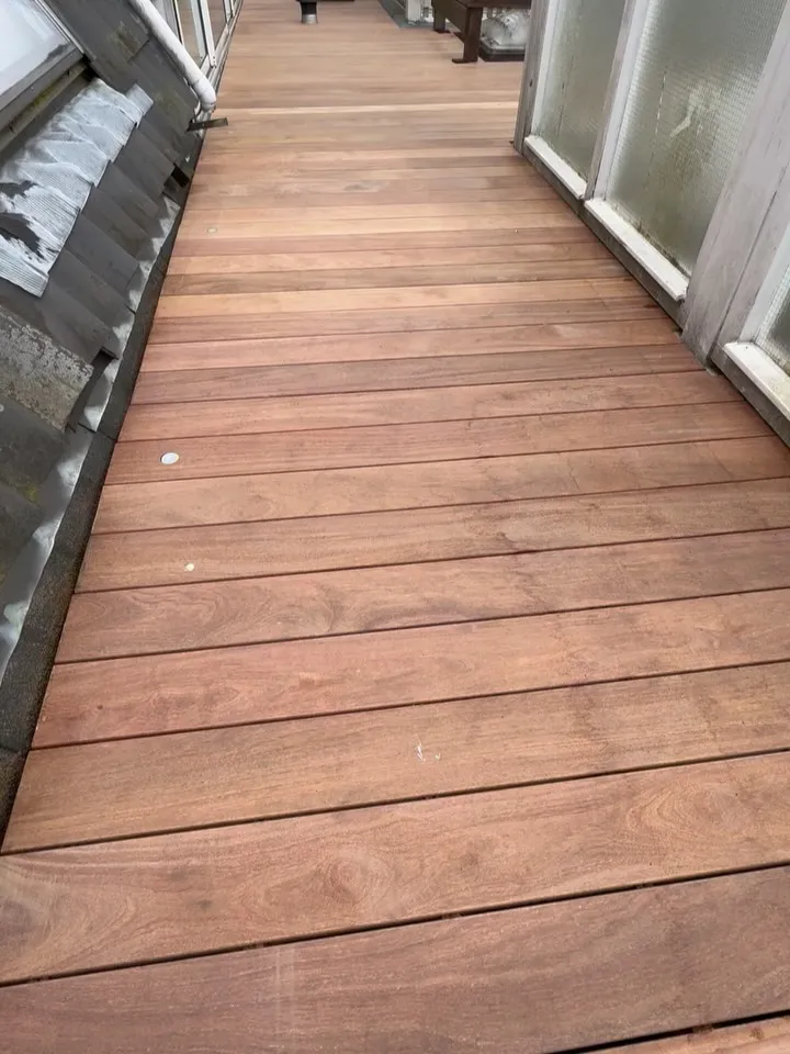 Houten vlonder op een dakterras in Amsterdam