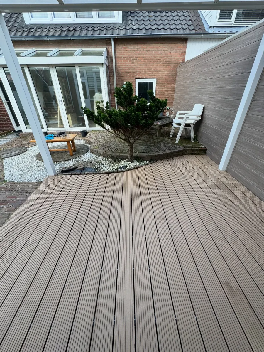 Nieuwe vlonder in een tuin in Noordwijk